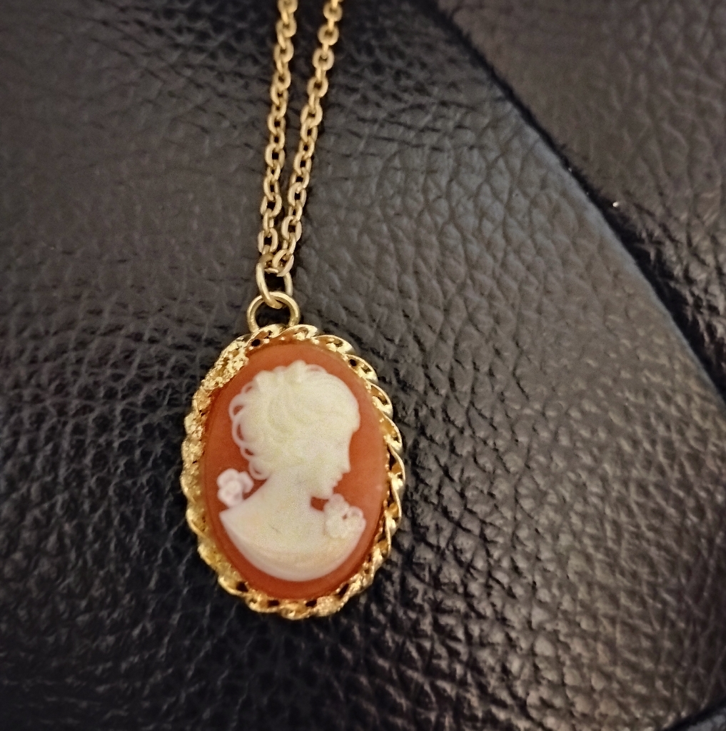 Elegant Gold Cameo Pendant Necklace Rolo Flat Chain 10.5'
